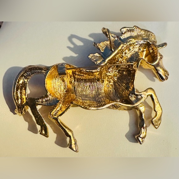 Stunning Large Gold Tone Horse Brooch with Champagne colored Rhinestones - Picture 2 of 2